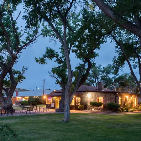 Thunderbird Lodge