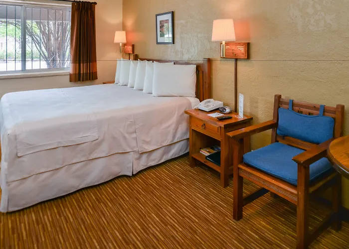 Thunderbird Hotel 4*